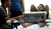 Sejumlah atlet menjalani terapi di klinik Royal Sports Medicine Centre, Jakarta, yang merupakan pusat penanganan atlet yang mengalami cedera ligamen sendi lutut atau Anterior Cruciate Ligament (ACL).