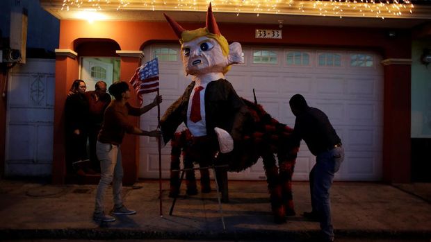 Usir Roh Jahat, Warga Guatemala Bakar Boneka Donald Trump