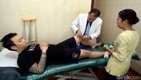 Dokter Royal Sports Medicine Centre, IGM Febry Siswanto, menangani pasien atlet basket yang tengah mengalami cedera pada kaki.