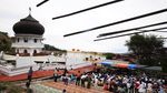Warga Aceh Salat Jumat di Sekitar Reruntuhan Masjid