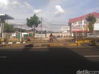 Penyeberang Jalan di Mampang: Bertaruh Nyawa karena Enggan Naik Jembatan