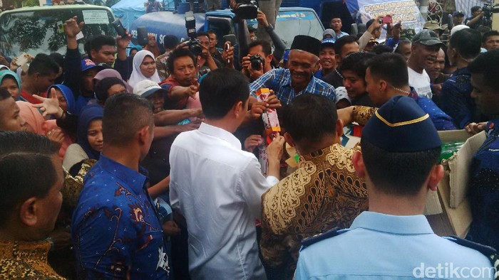 Jokowi Bagi-bagi Buku dan Suvenir di Posko Pengungsi Gempa Aceh