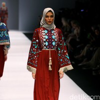 Koleksi Vivi Zubedi yang mengangkat tema Les Abayas di Jakarta Fashion Week 2017. Senayan City. Jakarta. [Foto: Mohammad Abduh/Wolipop