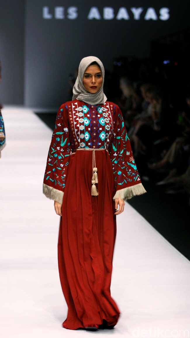 Koleksi Vivi Zubedi yang mengangkat tema Les Abayas di Jakarta Fashion Week 2017. Senayan City. Jakarta. [Foto: Mohammad Abduh/Wolipop