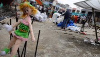 Sebuah boneka digantung di puing-puing bangunan.
