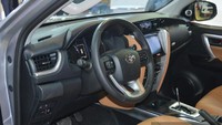 Namun, interior Fortuner TRD ini identik dengan Fortuner standar. Mobil ini menampilkan dasbor hitam yang kontras dengan jok kulit tan, display navigasi 8 inci dengan kontrol audio, sistem hiburan untuk bangku tengah berukuran 8 inci sebagai paket pilihan, dual airbag, airbag lutut pengemudi dan kontrol suhu otomatis. Mobil juga dibekali kamera parkir dan pintu bagasi yang bisa dibuka secara elektrik.Foto: Pool (Indianautoblogs)