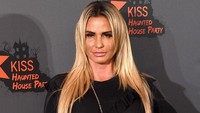 Bintang media sosial Katie Price mengaku menyesal, ia merasa palsu setelah menjalani berbagai jenis bedah plastik termasuk operasi vagina. (Foto: Ian Gavan/Getty Images)