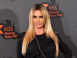 Model Katie Price Tampil Beda dengan Alis Super Tebal dan Lurus