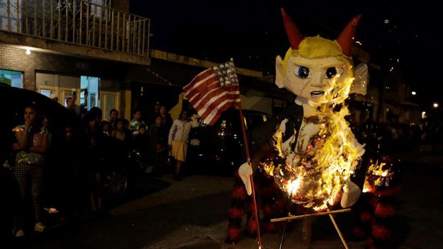 Usir Roh Jahat, Warga Guatemala Bakar Boneka Donald Trump