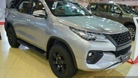 Selain itu, Fortuner TRD ini juga memiliki fog lamp yang dikelilingi plastik hitam, pelek alloy TRD matte-black, dan bumper belakang yang sporty.Foto: Pool (Indianautoblogs)