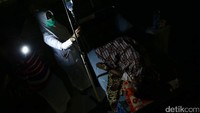 Korban gempa dirawat di lorong-lorong yang agak gelap ketika malam hari.