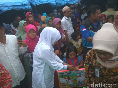  Anak-anak di posko pengungsian Kementerian Sosial di Masjid Al-Istiqamah, Desa Rhieng Blang, Meureudeu, Jumat (9/12/2016)
