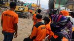 Evakuasi Korban Gempa di Pasar Meureudu Aceh