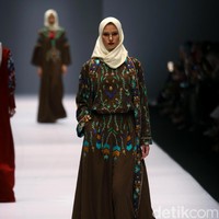 Koleksi Vivi Zubedi yang mengangkat tema Les Abayas di Jakarta Fashion Week 2017. Senayan City. Jakarta. [Foto: Mohammad Abduh/Wolipop