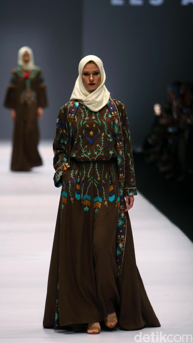Koleksi Vivi Zubedi yang mengangkat tema Les Abayas di Jakarta Fashion Week 2017. Senayan City. Jakarta. [Foto: Mohammad Abduh/Wolipop