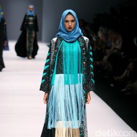 Koleksi Vivi Zubedi yang mengangkat tema Les Abayas di Jakarta Fashion Week 2017. Senayan City. Jakarta. [Foto: Mohammad Abduh/Wolipop