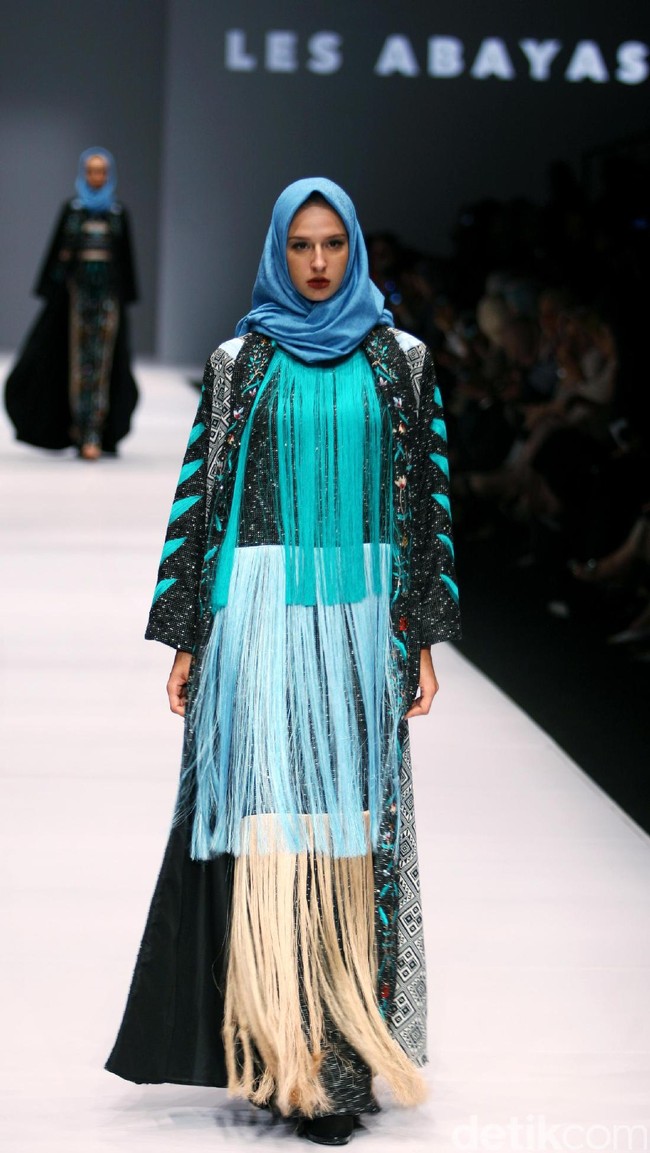 Koleksi Vivi Zubedi yang mengangkat tema Les Abayas di Jakarta Fashion Week 2017. Senayan City. Jakarta. [Foto: Mohammad Abduh/Wolipop