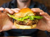 Biar Terlihat Maskulin di Depan Banyak Orang, Pria Suka Makan Lebih Banyak