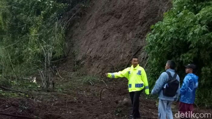 Longsor Setinggi 15 Meter Terjadi di Nagreg Jabar, Lalin Bandung-Garut Padat