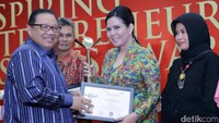 Menteri Koperasi dan UKM, Anak Agung Gede Ngurah Puspayoga menyerahkan penghargaan Smesco Inspiring Entrepreneur Business Award 2016 dalam jasa bidang Kuliner kepada pemilik Restoran Pare Anyar Linda Mardalina, di Jakarta.