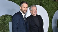 Sedangkan Ryan Renolds memilih tampil dengan setelan jas biru dan sepatu coklat. Mike Windle/Getty Images for GQ/detikFoto.