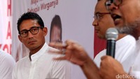 Sandiaga menyimak paparan mantan komisioner KPK Bambang Widjajanto yang saat ini menjadi juru bicara kampanye Anies-Sandi.