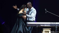Di akhir lagu Raisa tak dapat menahan persaannya. Pool/Noel/detikFoto.