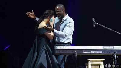 Tangisan Haru Raisa saat Duet Bersama Brian McKnight