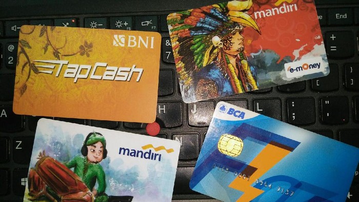 Sejumlah Gen Z merasa dilema dalam menggunakan kartu elektronik seperti TapCash, e-money, sampai Flazz. Foto: Dewi Rachmat Kusuma Sejumlah Gen Z merasa dilema dalam menggunakan kartu elektronik seperti TapCash, e-money, sampai Flazz. Foto: Dewi Rachmat Kusuma