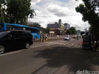 Melihat Pagar Pembatas Busway yang Dijebol untuk Menyeberang Jalan