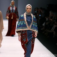 Koleksi Vivi Zubedi yang mengangkat tema Les Abayas di Jakarta Fashion Week 2017. Senayan City. Jakarta. [Foto: Mohammad Abduh/Wolipop