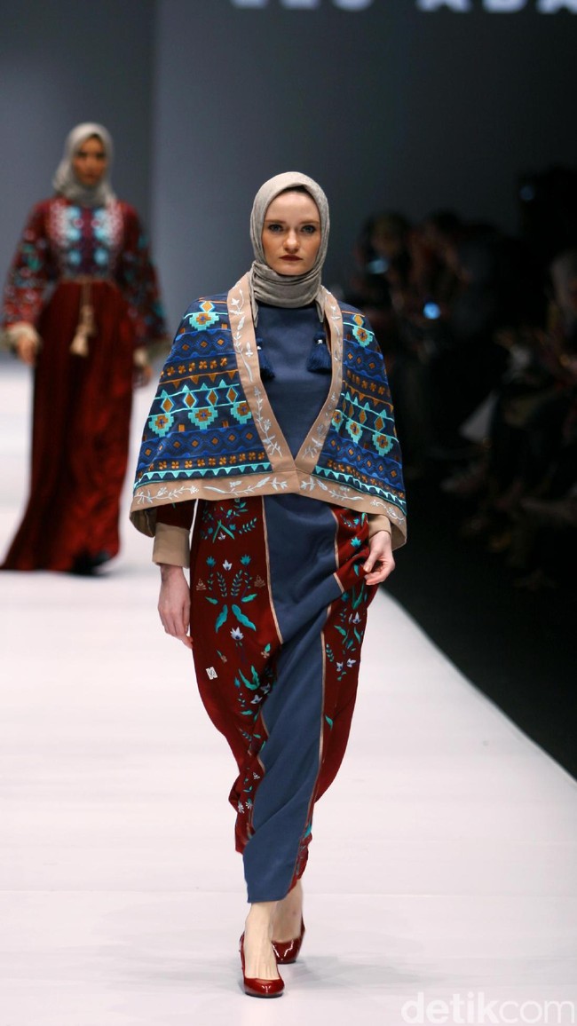 Koleksi Vivi Zubedi yang mengangkat tema Les Abayas di Jakarta Fashion Week 2017. Senayan City. Jakarta. [Foto: Mohammad Abduh/Wolipop