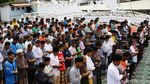 Warga Aceh Salat Jumat di Sekitar Reruntuhan Masjid