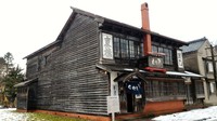 Terakhir, ada Tempat Pembuatan Sake bernama Takei Sake Brewery. Bangunan ini dibangun pada tahun 1886 di Kayanuma, Distrik Siribesi. Bangunan ini didonasikan oleh Kentaro Takei (Aryo/detikTravel)