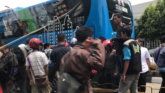 Pejalan Kaki Tertabrak TransJ di Busway Duren Tiga Jaksel