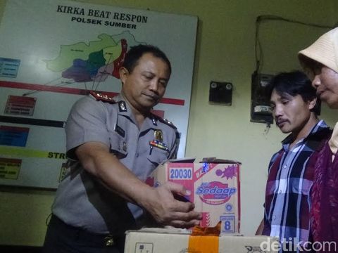 Suami Dibebaskan, Ngati Akhirnya Bisa Berkumpul Lagi di Kandang Sapi