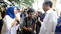 Jokowi berbincang dengan Kak Seto.