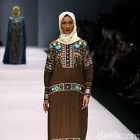 Koleksi Vivi Zubedi yang mengangkat tema Les Abayas di Jakarta Fashion Week 2017. Senayan City. Jakarta. [Foto: Mohammad Abduh/Wolipop