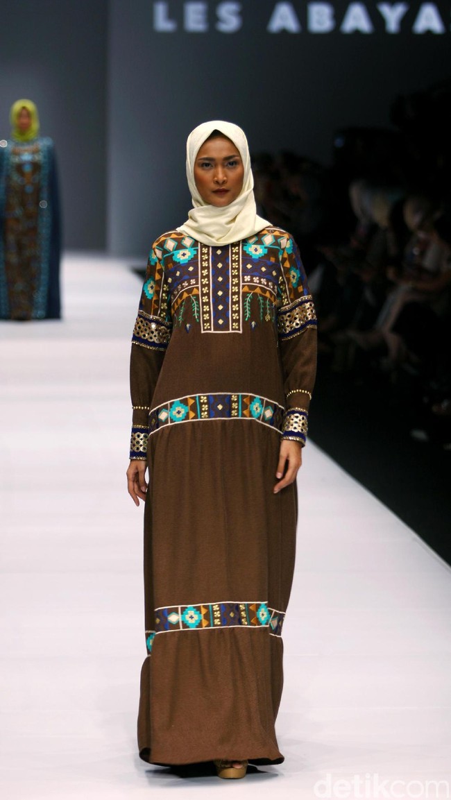 Koleksi Vivi Zubedi yang mengangkat tema Les Abayas di Jakarta Fashion Week 2017. Senayan City. Jakarta. [Foto: Mohammad Abduh/Wolipop