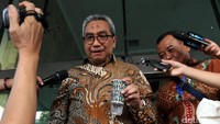 Taufik Widjoyono bergegas keluar gedung KPK usai menjalani pemeriksaan, Jakarta, Jumat (9/12/2016).