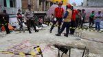 Evakuasi Korban Gempa di Pasar Meureudu Aceh