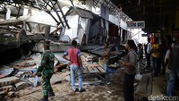 Kios di Pasar Meureudu yang roboh akibat gempa.