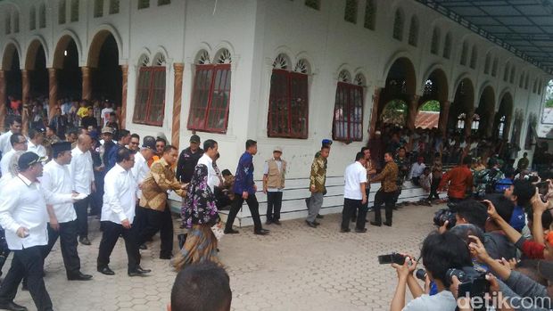 Jokowi Bagi-bagi Buku dan Suvenir di Posko Pengungsi Gempa Aceh