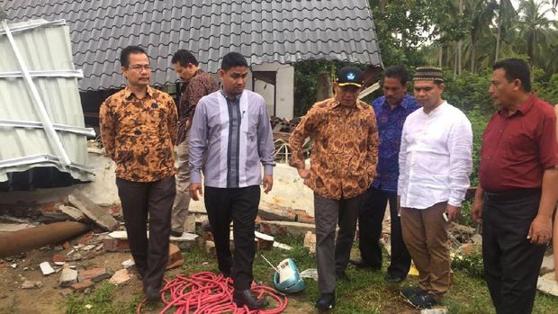 Mendikbud Sambangi Sekolah yang Roboh Akibat Gempa di Aceh