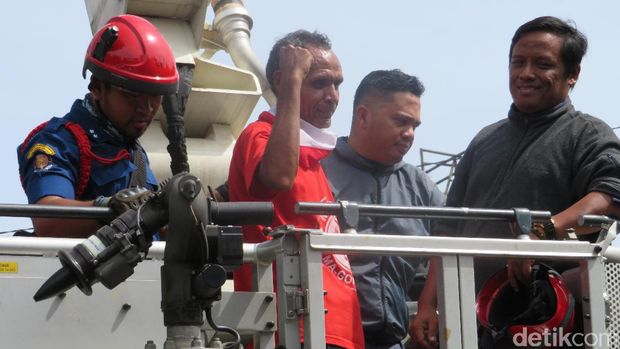 Martinus (baju merah) kepalkan tangan