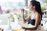 Minum <i>White Wine</i> Tingkatkan Risiko Terkena Kanker Kulit?