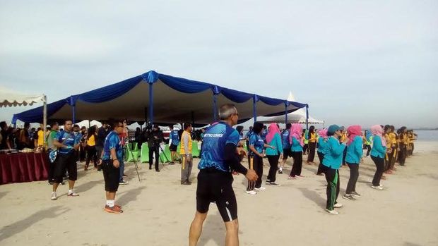 Mereka bersepeda sambil memantau situasi keamanan Jakarta.