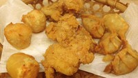 Fry Set terdiri dari 3 jenis gorengan berupa shumai, karaage dan gyoza. Shumai punya isian lembut gurih paduan udang dan wortel cincang. Sementara gyoza terbuat dari paduang daging cincang, bawang putih dan jahe. Karaage diberi baluran tepung cukup ranyah dengan daging lembut.