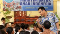 Rofi Alhanif menyampaikan materi cinta laut di hadapan para siswa.