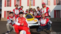 Tim Bumi Siliwangi UPI Bandung berpose di depan pabrik Ferrari di Maranello, Italia. Foto: Shell
